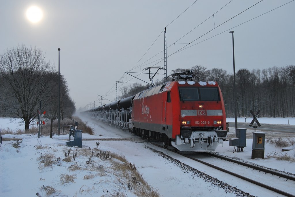 Mit ihrem Rhrenzug nach Mukran rollt 152 008 am 17.12.2010 durch Mnchhagen in Richtung Stralsund. 