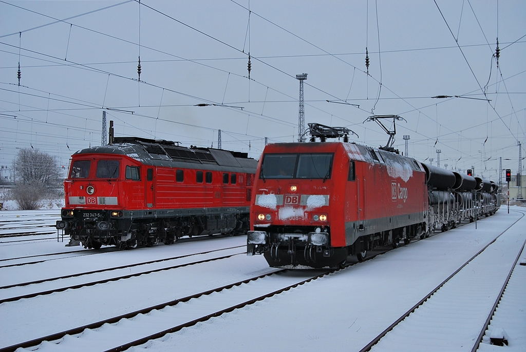 Mit ihrem Rhrenzug rollt 152 008 am 17.12.2010 in den Bhf Rostock-Seehafen.Nach dem umspannen geht die Fahrt weiter nach Mukran auf Rgen.Die links im Bild sichtbare 232 347 bespannte zusammen mit der 232 209 an diesem Tage den Schadwagenzug nach Eberswalde.