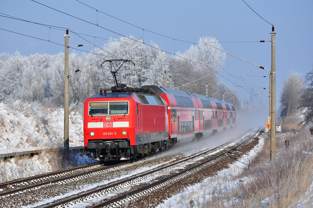 Mit knapp 20 Minuten Versptung jagt die 120 204 mit ihrem RE 1 nach Hamburg der verlorenen Zeit hinterher.Den ganzen Tag ber hatte die RE der Linie Hamburg-Rostock mit Versptungen zu kmpfen.In Sildemow fror eure  Ostadmin  bei -14 Grad am 05.02.2012 um die Fuhre zu knipsen.