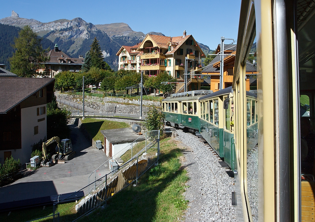 Mit der lngsten durchgehende Zahnradbahn der Welt, auch eine der schnsten, unterwegs:  Mit einem Triebzug der Wengernalpbahn (WAB) am 02.10.2011 zwischen Lauterbrunnen und Kleine Scheidegg, hier kurz nach dem Bf Wengen.