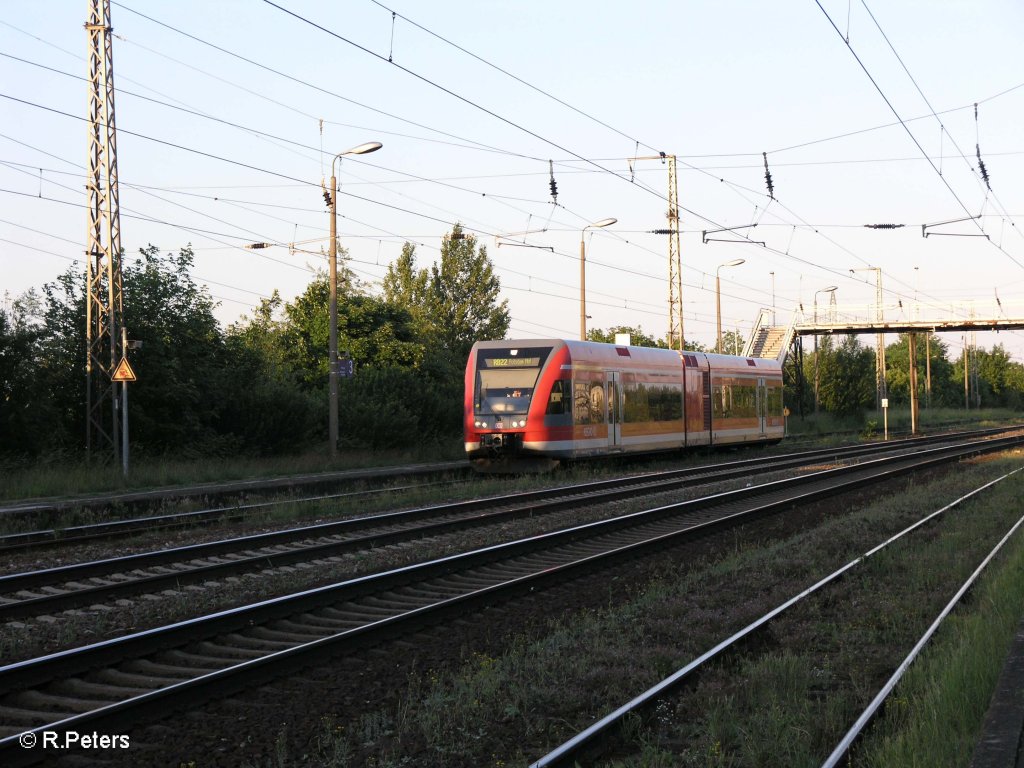 Mit letzten Licht erreicht 646 005 dne Bahnhof Saarmund. 29.05.09