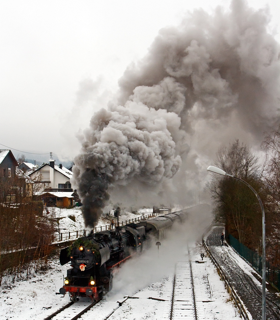 Mit mchtiger Rauchfahne durchfhrt die Betzdorfer 52 8134-0 am 02.12.2012 Herdorf in Richtung Wrgendorf, hier kurz vor der Brcke Wolfsweg. Heute veranstalten die Eisenbahnfreunden Betzdorf ihre alljhrlichen Nikolausfahrten zwischen Betzdorf/Sieg und Wrgendorf.