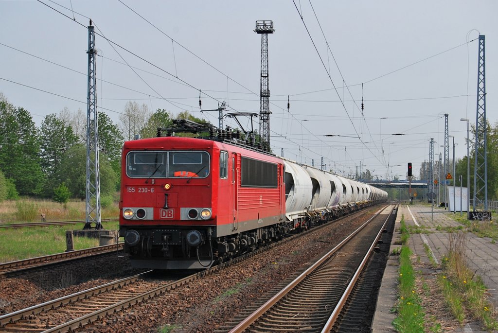 Mit ordentlich Schwung rollt die 155 230 mit dem DGS 99622 aus Rdersdorf in Bhf Rostock-Seehafen.