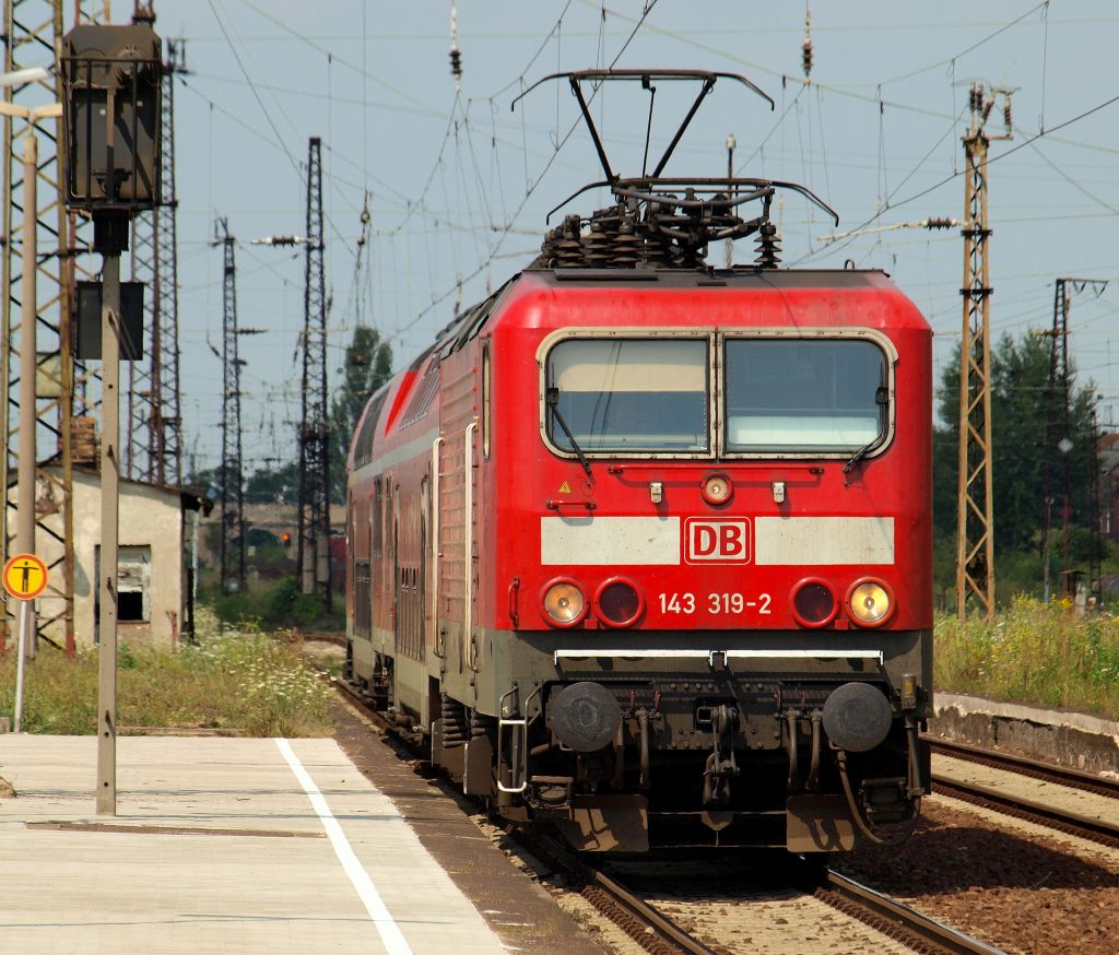 Mit der Regionalbahn 26423 von Leipzig Hbf nach Weienfels rauschte 143 319-2 in den Grokorbethaner Bahnhof am 3.8.11.