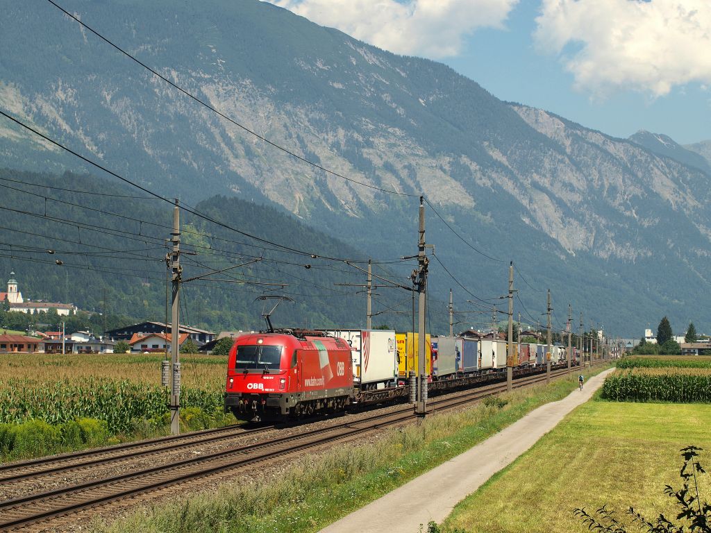 Mit einer Rola zum Brenner fuhr 1216 017 durch Schwaaz am 2.8.11.