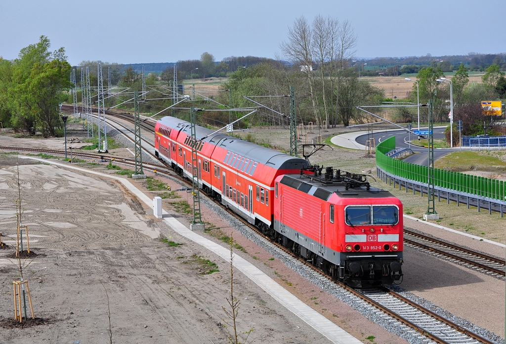 Mit der S1 nach Warnemnde rollt die 143 952 in den Hp Warnemnde Werft.Geknipst am 29.04.2012.