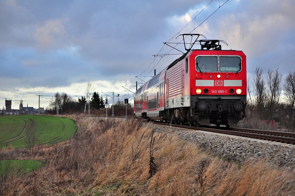 Mit der S3 nach Gstrow hat die Rostocker 143 065 gerade den Hbf der Hansestadt verlassen.In Gragetopshof wurde sie beim beschleunigen auf 120 Km/h geknipst.