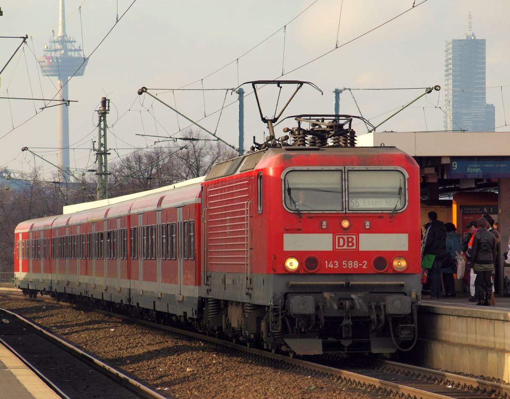 Mit der S6 nach Essen von Kln-Nippes fuhr 143 588-2 in den Bahnhof Kln Messe/Deutz am 20.11 hinein.