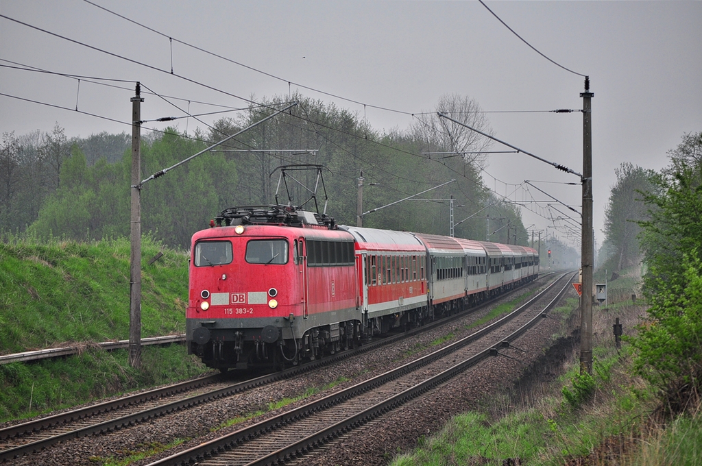 Mit eine Sonderzug nach Berlin rauscht die 115 383 am 08.05.2013 durch Sildemow.In Warnemnde gestartet entspannen sich die Passagier der  Norwegian Star  knapp 3 Stunden bevor es in Berlin zum Sightseeing geht.