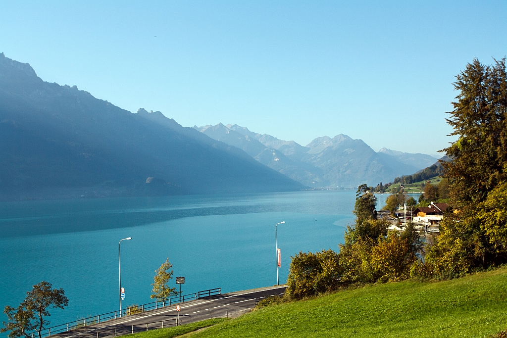 Mit der Zentralbahn am 02.10.2011 entlang des Brienzersees in richtung Interlaken.