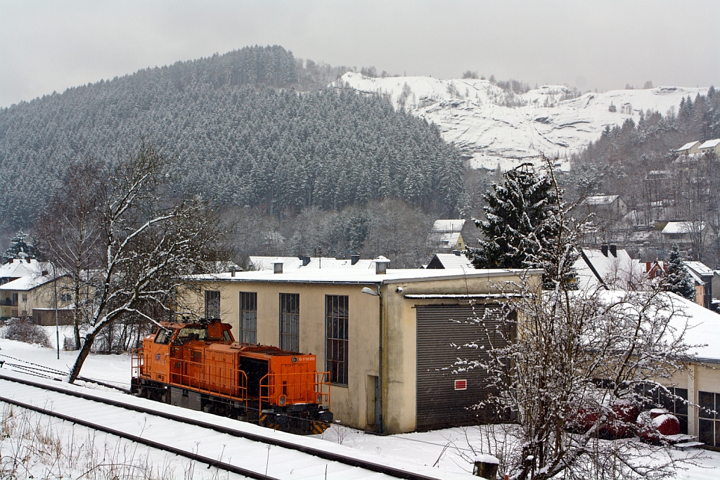 Mittagspause bei der KSW - Die Lok 46 der Kreisbahn Siegen-Wittgenstein (KSW) ist am 06.02.2013 neben dem Lokschuppen der KSW in Herdorf angestellt.
Auch wenn die Lok etwas durch den Bahndamm der DB (KBS 462) verdeckt ist, so denke ich ist dieses Bild zeigenswert.