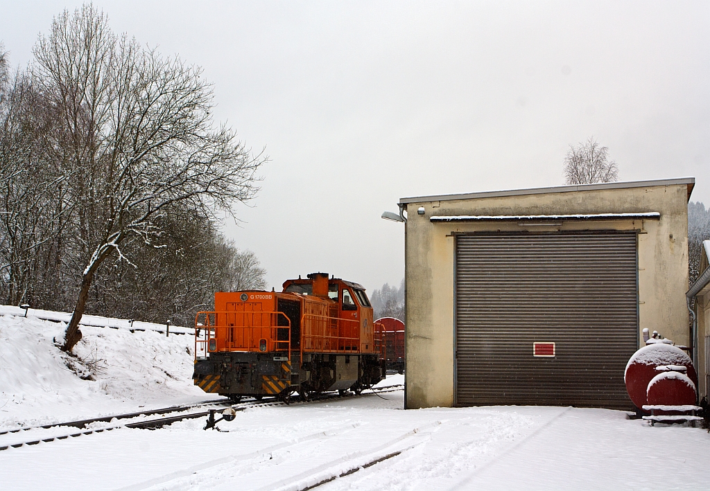 Mittagspause bei der KSW - Die Lok 46 der Kreisbahn Siegen-Wittgenstein (KSW) ist am 06.02.2013 neben dem Lokschuppen der KSW in Herdorf angestellt.
Die Lok ist Vossloh G 1700-2 BB (eingestellt als 92 80 1277 807-4 D-KSW), sie wurde 2008 unter der Fabrik-Nr. 5001680 gebaut. 
Hier nun von unten,  links der Bahndamm der DB (KBS 462 - Hellertalbahn).
