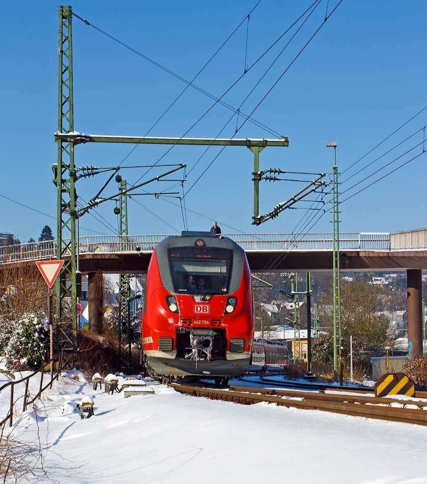 Mitte Mrz 2013 lag noch Schnee an der Sieg...

442 754 / 254 (vierteiliger Bombardier Talent 2) gekuppelt mit 442 601 / 101 (fnfteiliger Bombardier Talent 2)  fhrt am 13.03.2013 als RE 9 - Rhein Sieg Express (RSX) Aachen - Kln - Siegen, vom Bahnhof Betzdorf/Sieg weiter in Richtung Siegen.

Einen lieben Gru an den freundlichen Lokfhrer retour.
