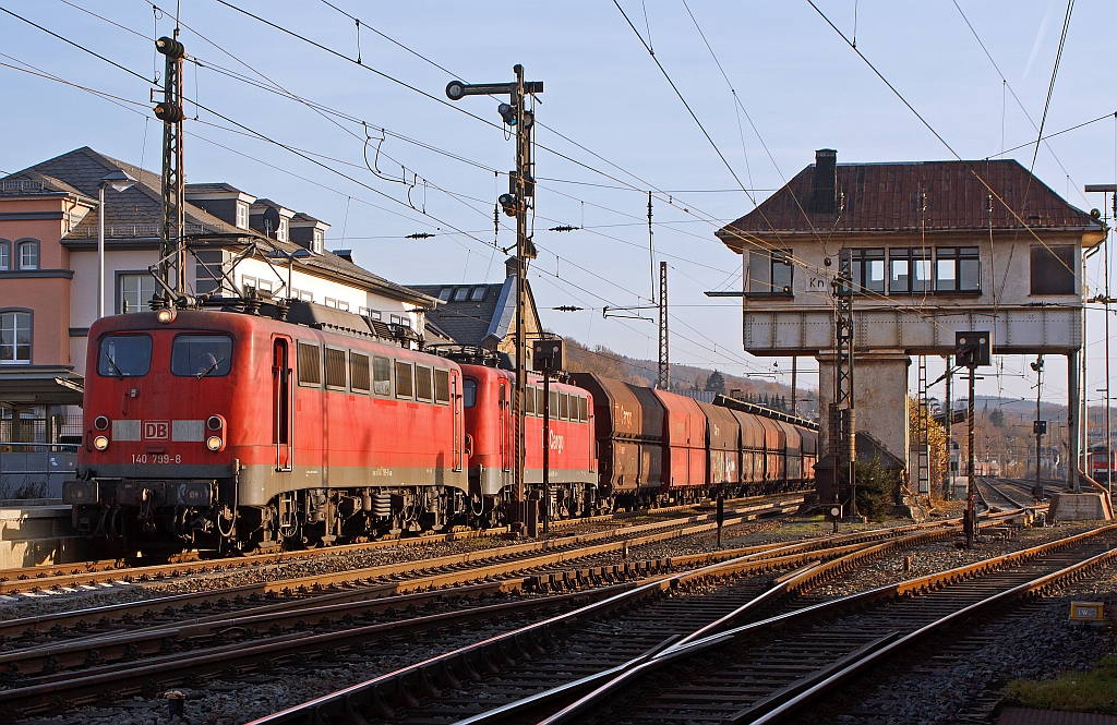 Mittlerweile Selten auf der KBS 440: Ein leerer Kohlezug gezogen von der 140 799-8 und 140 811-1, hat hier am 19.11.2011 im Bahnhofbereich Kreuztal Hp 0. Im Hintergrund der Bahnhof Kreuztal, rechts das Reiterstellwerk Kreuztal Nord (Kn). Heute hier ein Uml  eiter, frher zur Dampflokzeit Alltag, weil im Siegerland viele Eisenhtten und Erzgruben waren. Kohle kam von der Ruhr, Eisenerz ging zur Ruhr. Ein Gru noch an den freundlichen Lokfhrer.