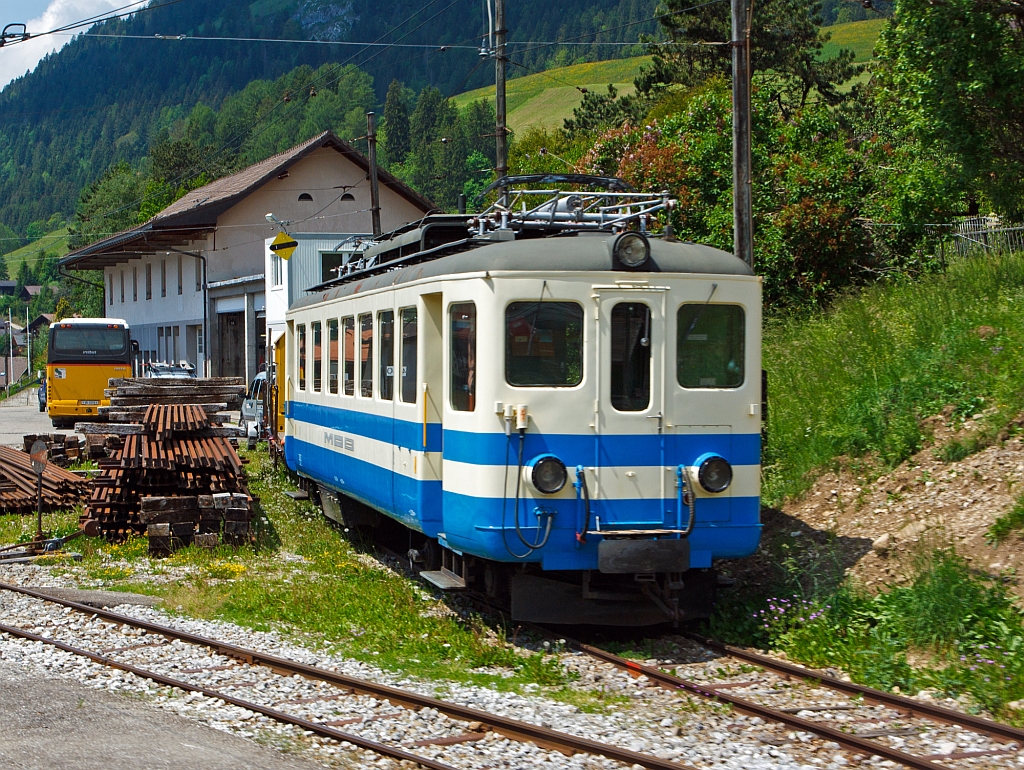 
MOB Be 4/4 1003 (ex FLP ABe 4/4 Nr. 5) abgestellt am 28.05.2012 in Chteau d'Oex, aufgenommen aus fahrendem Zug. 
Der „Ex-Tessiner“ stammt von der FLP, der am 5.6.1912 erffneten Ferrovia Lugano-Ponte Tresa. Er wurde 1958 von SWS und BBC fr die FLP gebaut als ABe 4/4 Nr. 5 in Dienst gestellt, 1981 wurde der Triebwagen von der MOB erworben. Neben den blichen Umbauten fr Einmannbetrieb musste insbesondere die Heizung verstrkt werden – die FLP fhrt unter 1'000 V, und auerdem war die Anlage ursprnglich fr die klimatischen Bedingungen im Tessin ausgelegt, die Winter im Simmental sind etwas hrter …