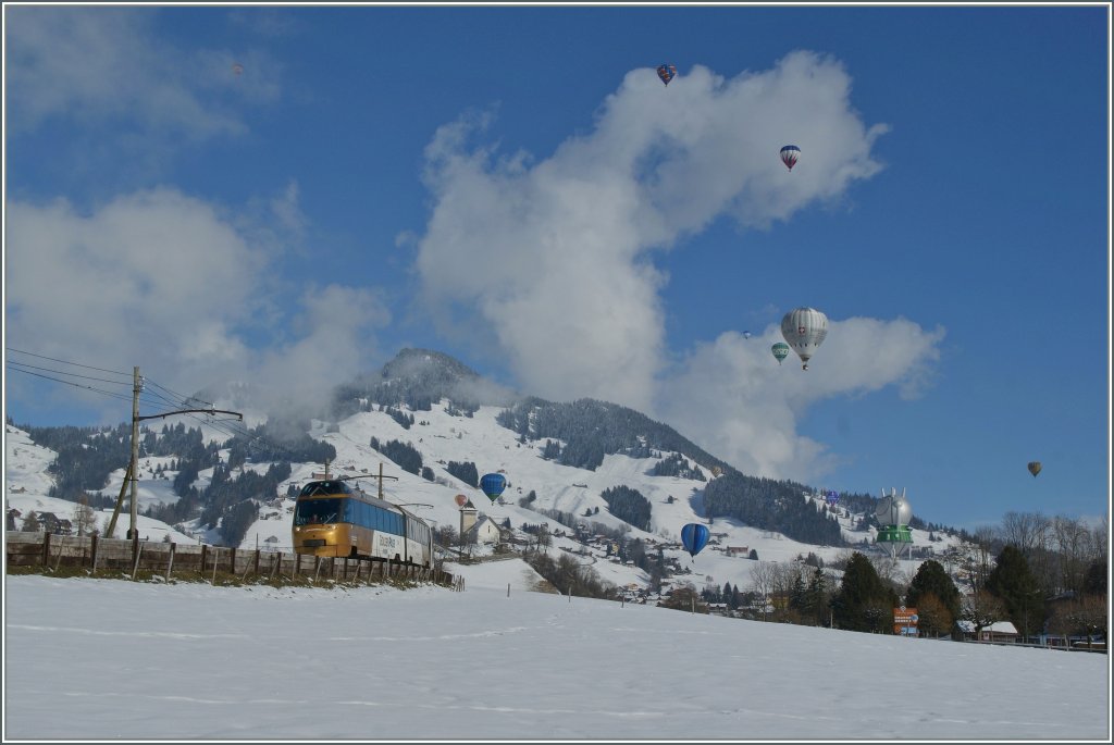 MOB Panoramic-Express unter dem Ballondekorierten Himmel von Chteeu d'Oex.
28. Jan. 2013