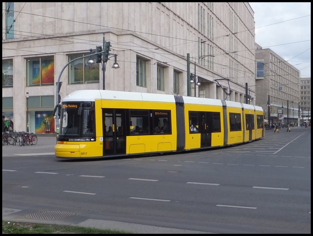 Moderne Stra�enbahn in Berlin am Alexanderplatz.