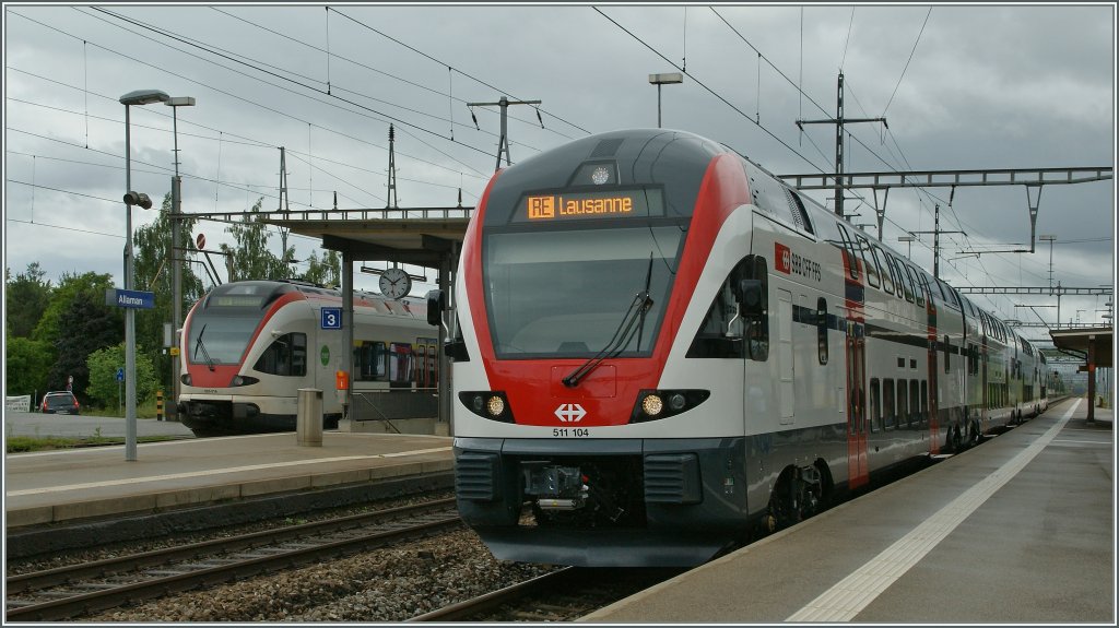 Moderner SBB Regionalverkehr: der fabrikneue 511 104 als RE nach Lausanne und der Flirt 523 016 als S3 nach Villeneuve in Allaman. 12. Juni 2012