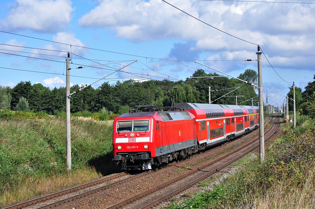 Momentan ist die 120 203 unermdlich auf dem RE1 unterwegs.120 201 und 204 drften noch in Dessau stehen,120 202 und 205 stehen mehr in der Werkstatt als das man sie auf der Strecke sieht.Somit bleiben nur die 120 203 und 207 die von Loks der BR 112 untersttzt werden.Am 12.09.2012 ist die beagte Lok mit RE 4309(Rostock-Hamburg) bei Sildemow unterwegs.