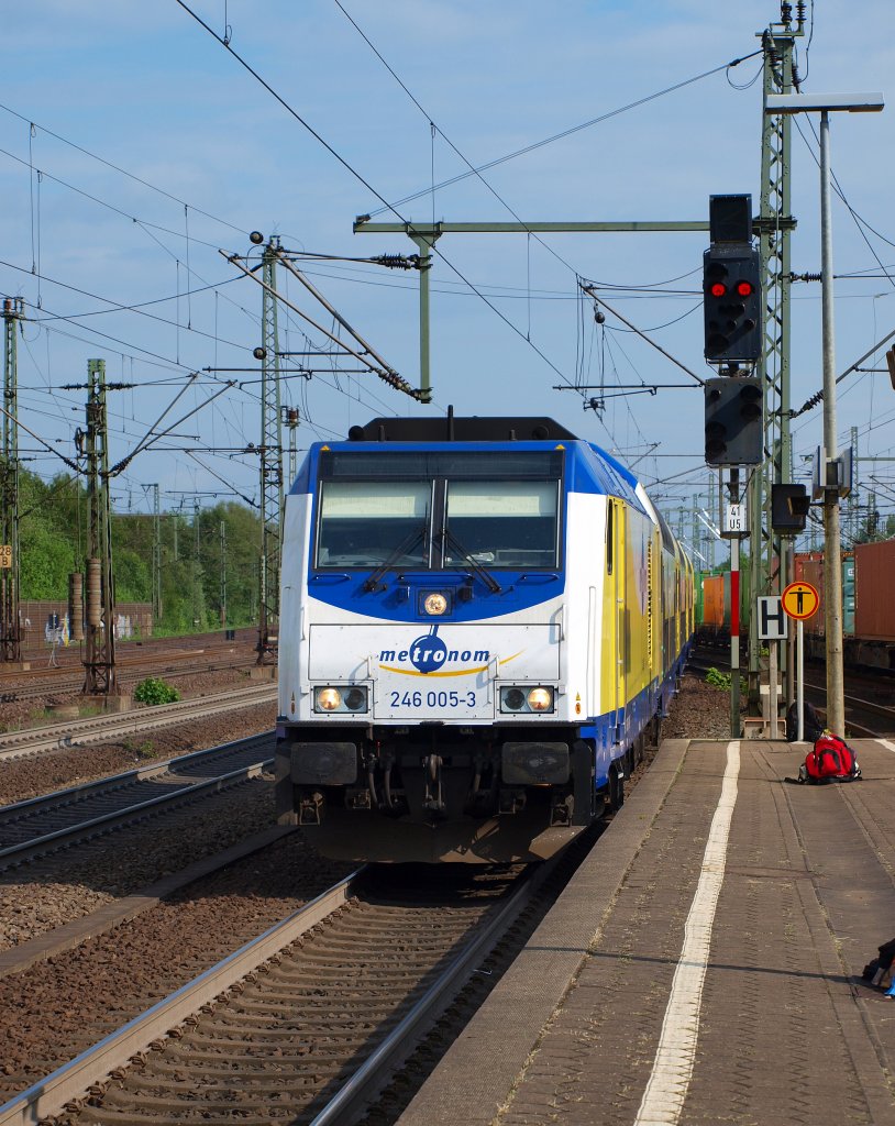 Morgens hin mit 10 Wagen und Nachmittagszurck. 246 005-3 fuhr mit 2 Doppelstockeinheiten vom Metronom BW Uelzenkommend in den Bahnhof Hamburg-Harburg ein. Und wartete auf Hp1 nach Bremervrde ins EVB BW wo die 246er von Metronom gewartet werden.