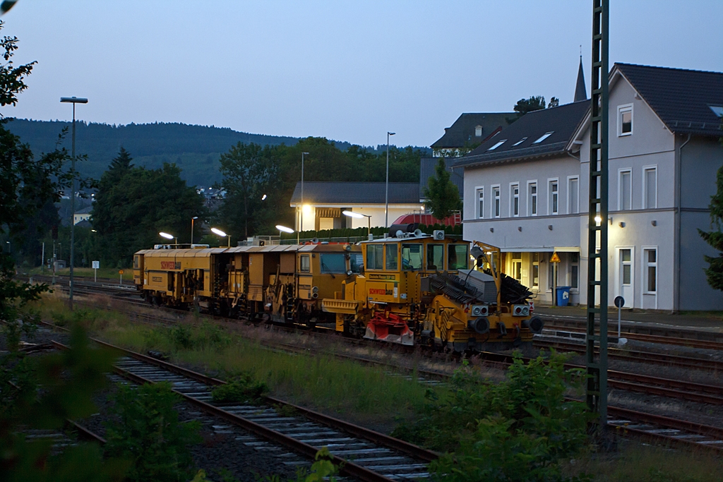 Morgens um kurz nach Fnf am 16.07.2013 im Bahnhof Burbach, an der KBS 462 (Hellertalbahn). hier sind abgestellt: Deutsche Plasser Schotterverteil- und Planiermaschine SSP 100 (Schweres Nebenfahrzeug Nr. 97 16 37 539 17-4) der Schweerbau. Der Schotterpflug wurde 1994 unter der Masch.-Nr. 531 bei der Deutschen Plasser gebaut. und dahinter: Plasser & Theurer Universalstopfmaschine 08 - 475 Unimat 4S (Schweres Nebenfahrzeug Nr. 97 43 42 528 17 - 7) der Schweerbau. Die Stopfmaschine wurde 1996 unter der Masch.-Nr. 1074 bei Plasser & Theurer (sterreich) gebaut. 

brigens: Die Aufnahme ist aus der Hand gemacht.
