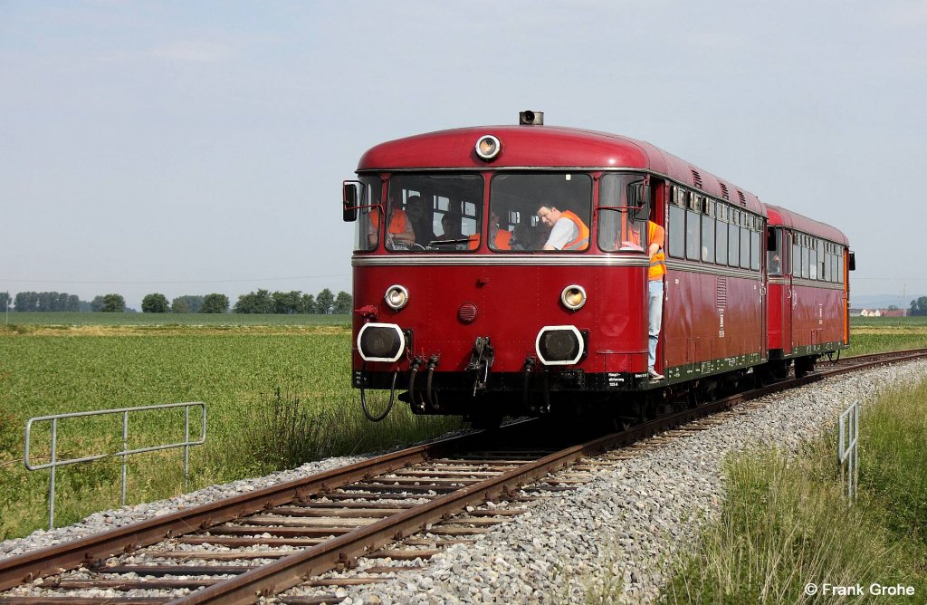 Motorwagen VT 798 706-8 + Steuerwagen 998 840-3 der Passauer Eisenbahnfreunde unterwegs im Rahmen des Sonderzugprogrammes „Mit dem Schienenbus von Mnchen nach Passau“ der IBSE ( Interessengemeinschaft zur Bereisung von Straenbahn und Eisenbahnstrecken e.V. ), KBS 880 Nrnberg - Passau, fotografiert bei Radldorf am 28.05.2012 