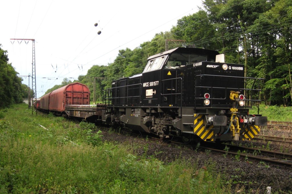 MRCE MAK G 1000 BB fhrt bei Regenwetter im letzten Licht mit ihrem Gterzug an der Fotostelle Duisburg Kammerstrae vorbei und biegt nach Hochfeld ab. 09.06.2009