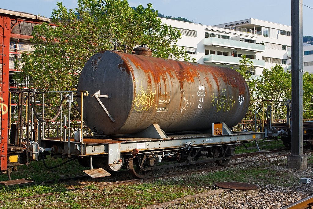 MVR (ex CEV) 2-achsige Kesselwagen Uhk 41 mir einer offenen Plattform, abgestellt am 26.05.2012 in Vevey.  Der Wagen ist Baujahr 1902, die zul. Geschwindigkeit 45 km/h, der Kessel fast 12.000 l bzw. 10 t , das Leergewicht betrgt 5.960kg. Die Gefahrstoffnummer sagt aus er wird fr Dieselkraftstoff, Gasl oder Heizl(leicht) verwendet.