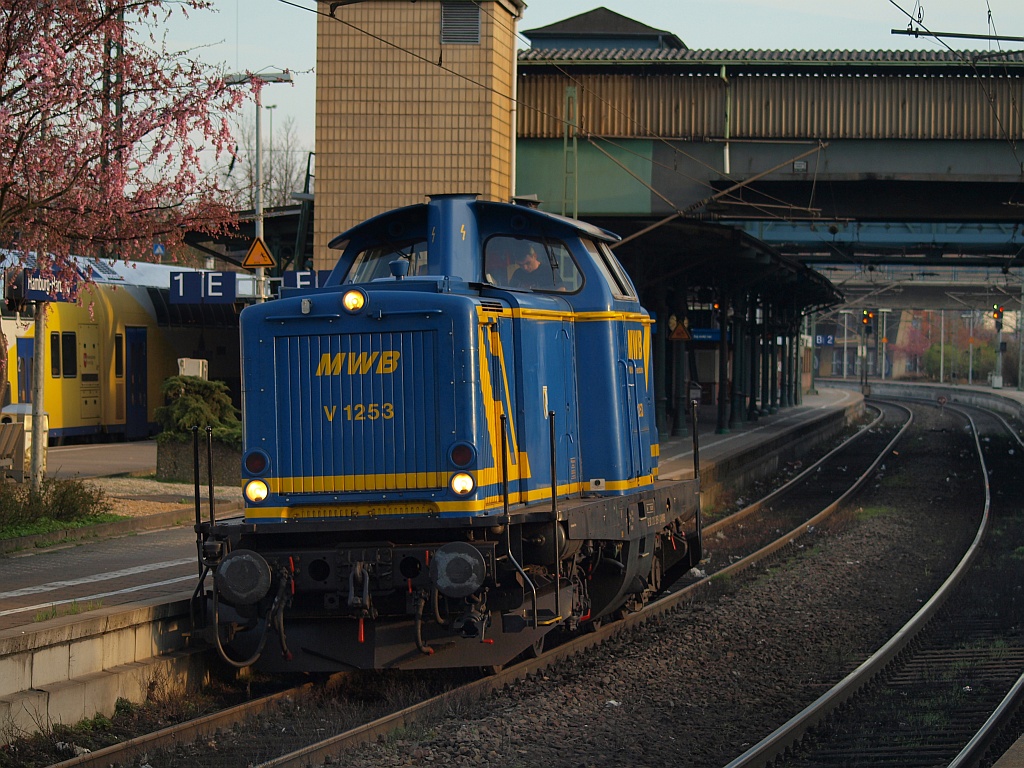 MWB V 1253...sieht schick aus diese Lok...also hab ich dem Mnne die Kamera weggenommen und selbst mal eine alte Rangierlok fotografiert. HH 2.4.11