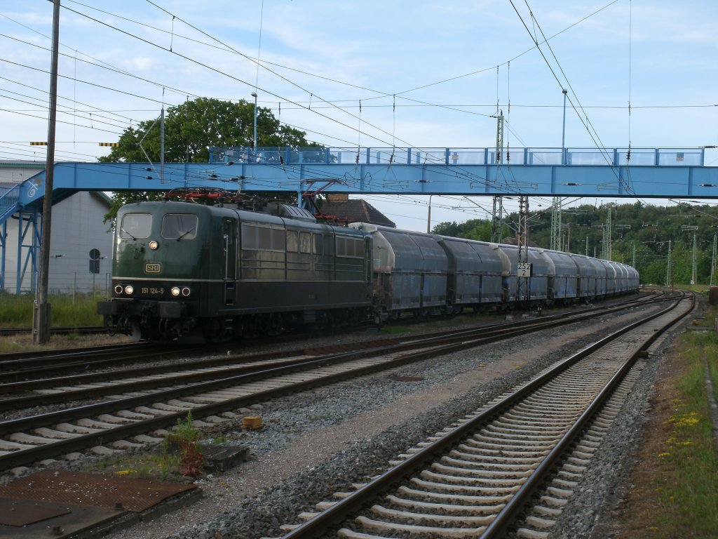Nach 151 170 nun auch die Zweite SRI 151er bekommen.Diesmal war es die Grne 151 124-5 die den Kreidezug,am 17.Juni 2013,nach Bergen/Rgen brachte.
