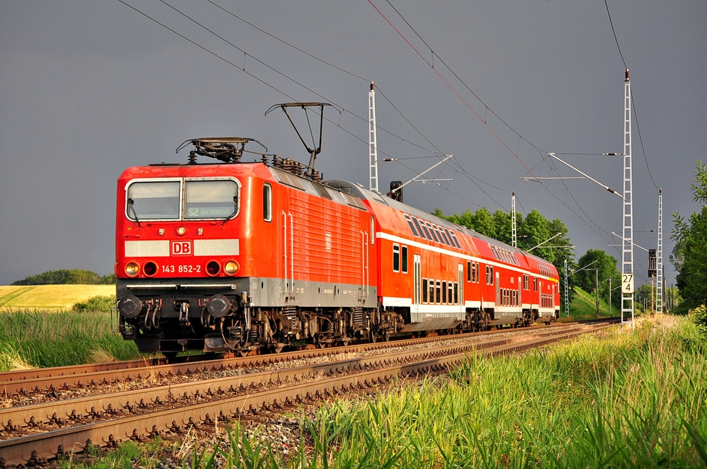 Nach dem Regen folgt bekanntlich Sonne.Die Rostocker 143 852 rauscht  klatschnass  am 27.06.2013 durch Sildemow ihrem nchsten Halt Rostock Hbf entgegen.