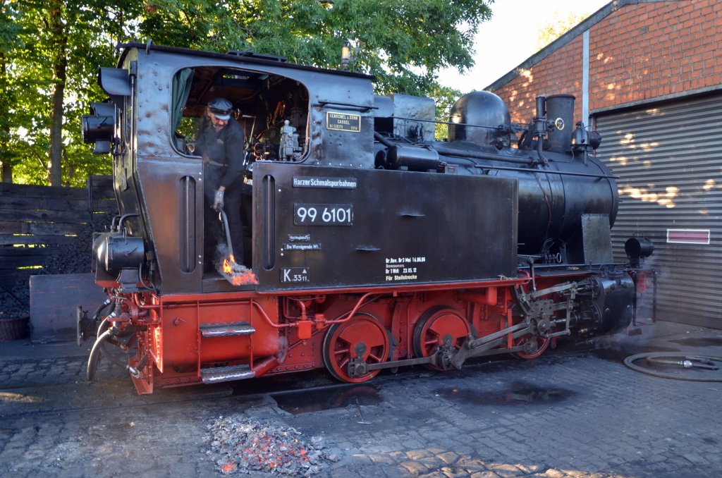 Nach einem Einsatz bei der Brohltalbahn war die Lok 99 6101 fr drei Wochen zu Gast bei der Selfkantbahn. Nach der letzten Fahrt beim Herbst- und Erntedankfest am 29. und 30.09.2011 wird das Feuer ausgerumt. (30.09.2011)