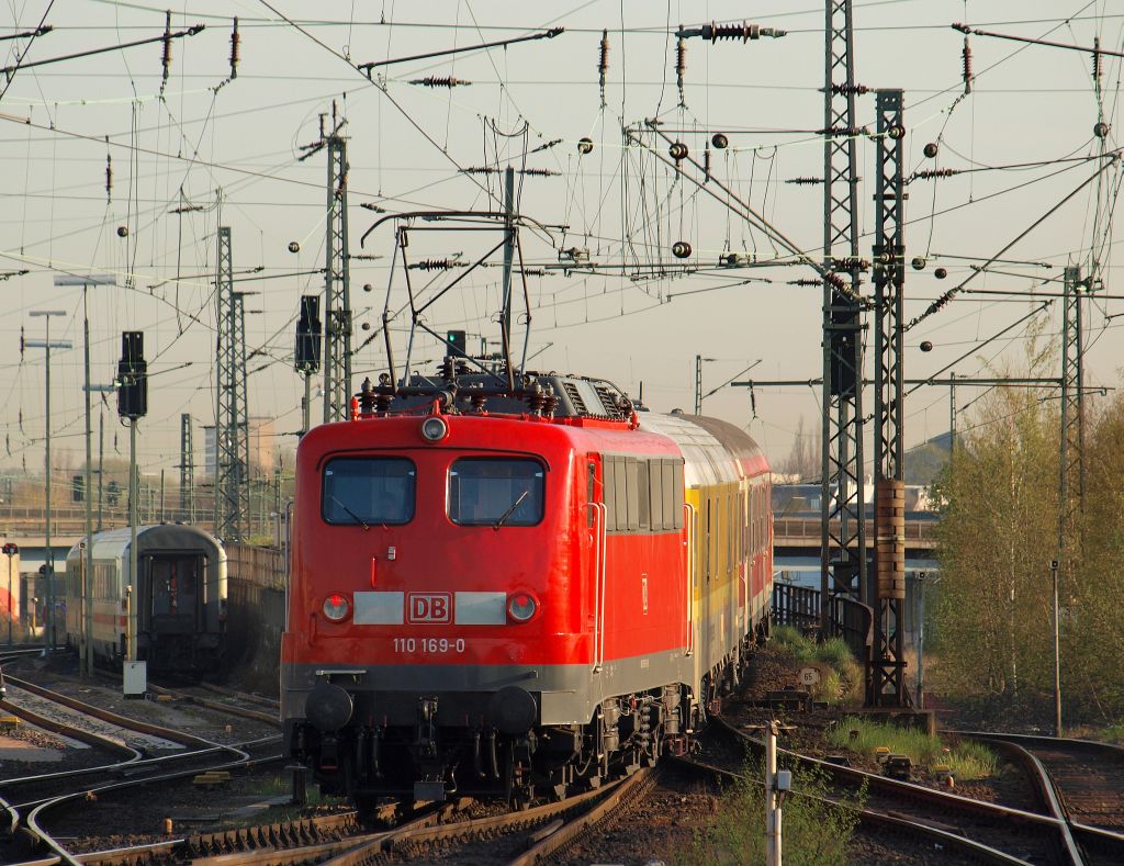 Nach einem heftigen Sprint ber den halben Bahnsteig konnte ich 110 169-0 bei der Ausfahrt festhalten. Hamburg-Altona 15.4.