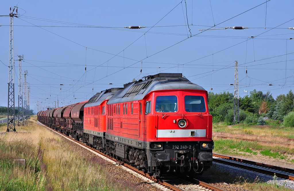 Nach der Entladung des Getreidezuges in Vierow bei Greifswald machen sich die 232 240+232 703 am 06.07.2012 mit dem Gterzug 62016 nach Zwickau wieder auf die Rckreise.In Bentwisch bei Rostock wurde die Fuhre geknipst.Nach dem  Kopf machen  in Rostock-Seehafen geht es mit einer  Funkenkutsche  weiter in Richtung Sden. 