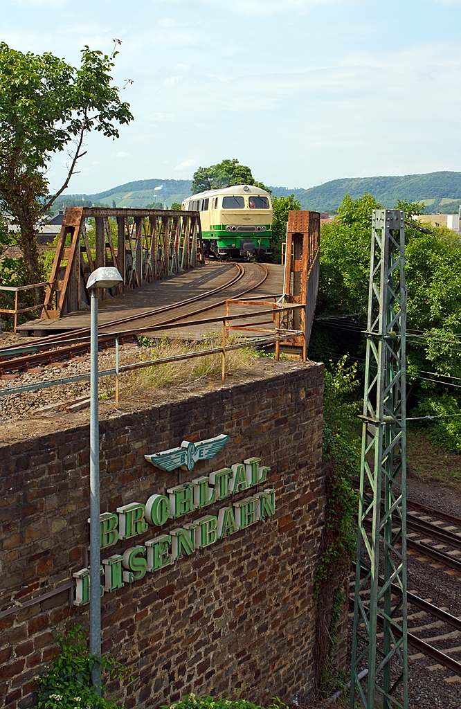 Nach getaner Arbeit geht es wieder zurck in den Lokschuppen - Die schmalspur (1000mm) Diesellok D5 (ex FEVE 1405) der Brohltalbahn fhrt am 04.07.2012 von Umladebahnhof wieder zurck zum Bahnhof Brohl BE.  Die Lok wurde 1966 unter der Fabriknummer 31004 B'B' 1966 Henschel  gebaut. Sie hat eine Leistung von 1200 PS und eine Bauart B-B. Im Jahr 1998 kam die Lok von Spanien ins Brohltal.