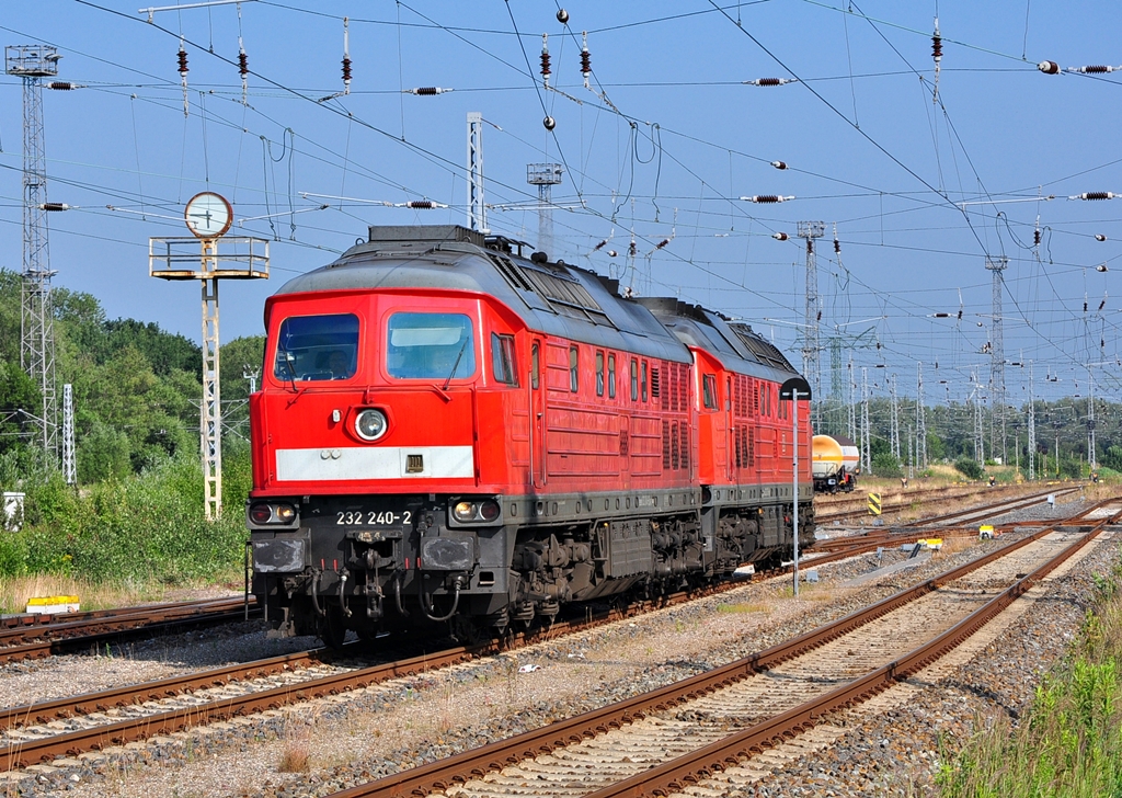 Nach getaner Arbeit rollen die 232 240 und 232 703 am 06.07.2012 langsam in Richtung Bw.Geknipst am Stw R20 in Rostock-Seehafen.