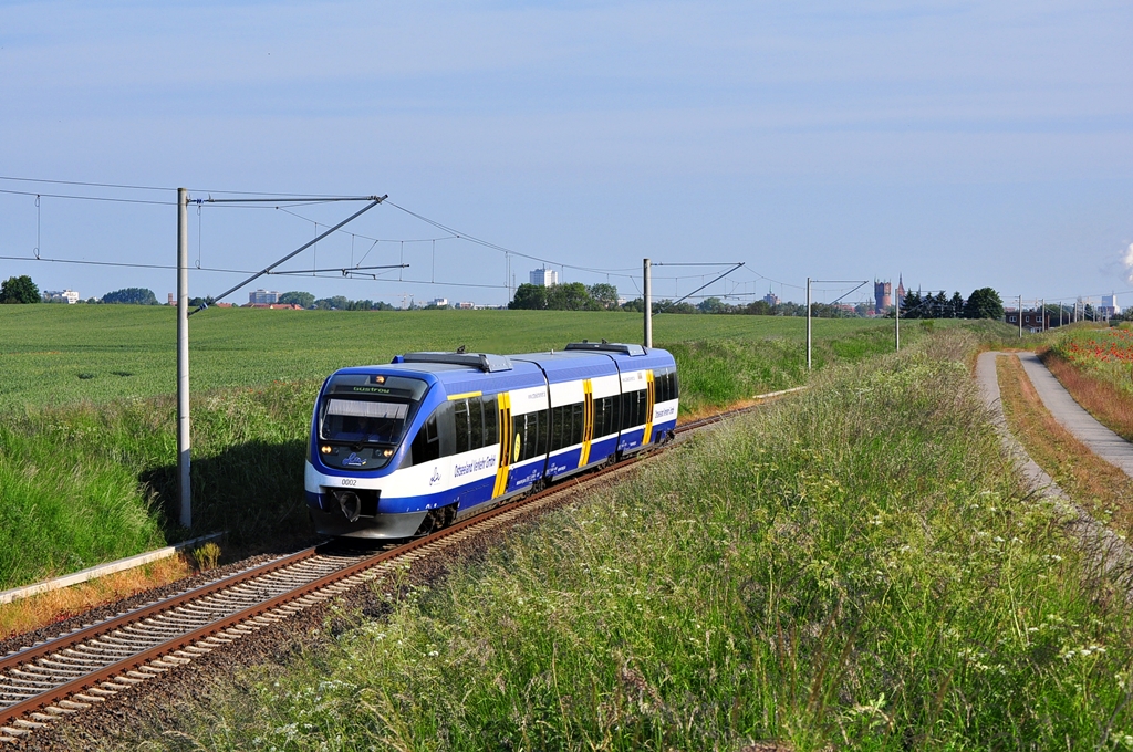 Nach Gstrow saust der OLA-Vt 0002 am 06.06.2012.Geknipst in Sildemow.