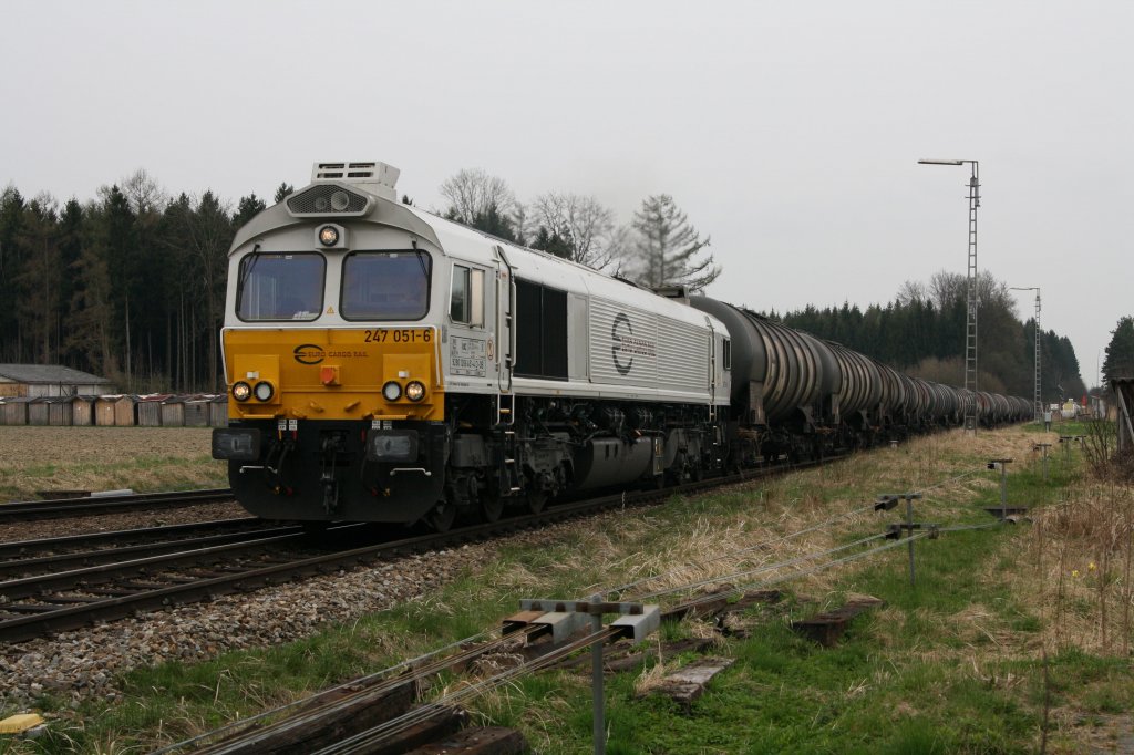 Nach ziemlich langer Zeit konnte ich die saubere 247 051-6 mit einem Kesselzug aus Mnchen nach Burghausen in Tling am 05.04.12 fotografieren.