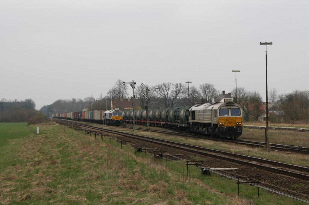 Nachdem 247 048-2 mit ihrem Mllzug am 05.04.12 den Bahnhof Tling durchfuhr, setzte sich auch das  Wacker-Shuttle  nach Landshut in Bewegung.