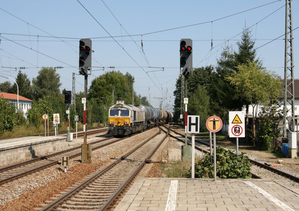 Nachdem letzte Woche die Bauarbeiten zwischen Markt Schwaben und Hrlkofen abgeschlossen wurden, herrscht nun wieder Normalverkehr, auch bei den Gterzgen. Beim geschtzten 5. oder 6. Versuch habe ich endlich mein Wunschmotiv mit dem Signal-und Schilderwald am Bahnhof von Markt Schwaben umsetzen knnen. Oft werden die Gterzge aus Mhldorf auf die Seitengleise 1 oder 5 wegen S-Bahn-Kreuzung geleitet. Doch am 11.09.12 donnerte 247 044-1 verfrht um 13:12 Uhr mit dem 61906 von Mhldorf nach Mnchen-Ost und einer stattlichen Zuglnge durch den besagten Bahnhof auf Gleis 3.