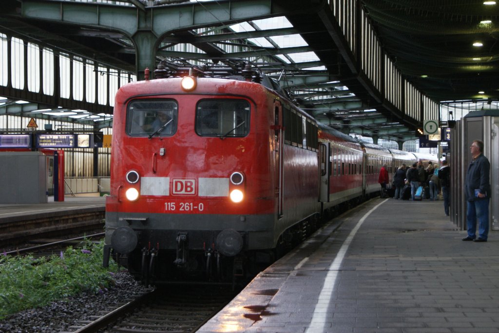 Nachdem der MWB Taurus mit TEE Reingold nur knapp verpasst wurde -.- folgte 115 261-0 mit einem Schnellzug aus Norddeich-Mole.Duisburg Hbf am 29.08.2010