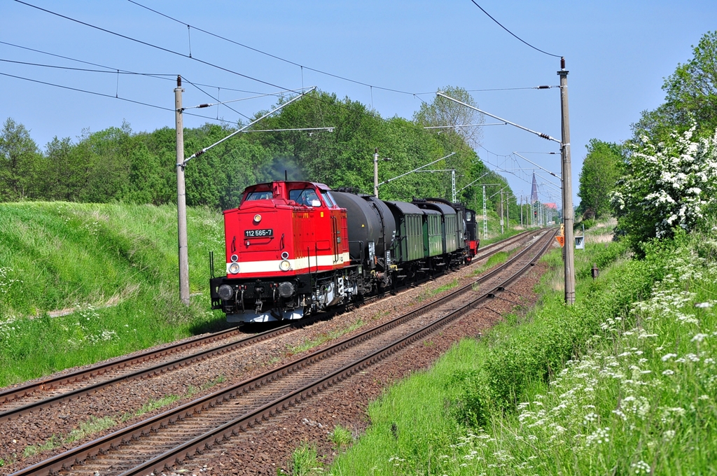 Nachdem die Schweriner Museumsdampflok 91 134 das Wochenende mit Fahrten auf der Insel Rgen verbracht hat,wird sie Montag dem 21.05.2012 von der 112 565 der Press wieder nach Schwerin berfhrt.Geknipst in Sildemow.