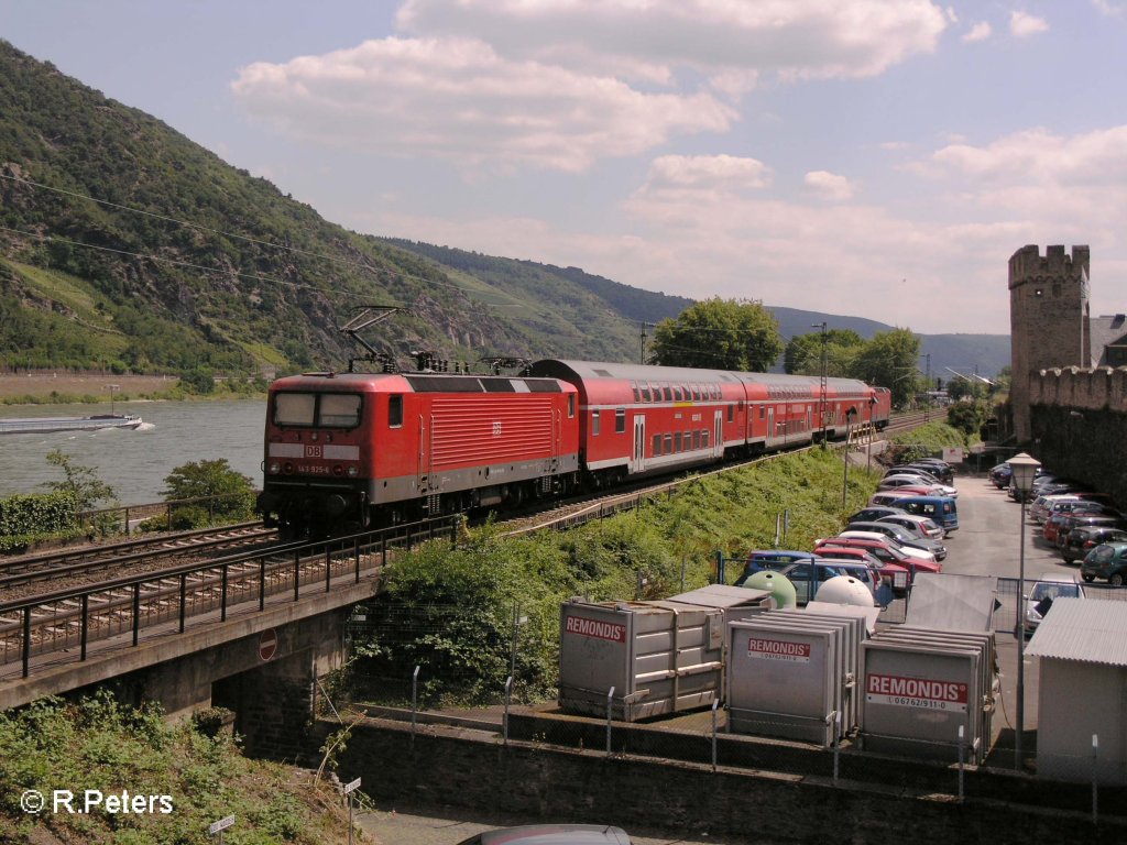 Nachschuss von 143 925-6 mit dem RE Frankfurt/Main in Oberwesel . 24.07.08