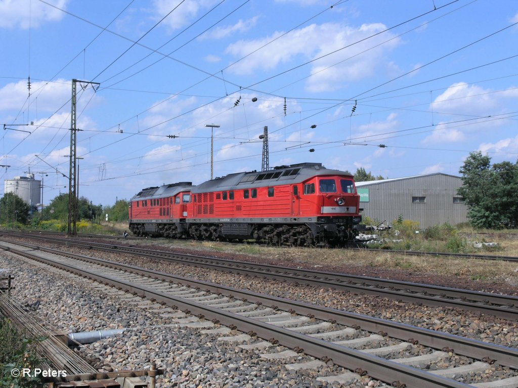 Nachschuss von 233 373-0 und 232 131-3 beim verlassen von Regensburg Ost in richtung Schwandorf. 27.08.09