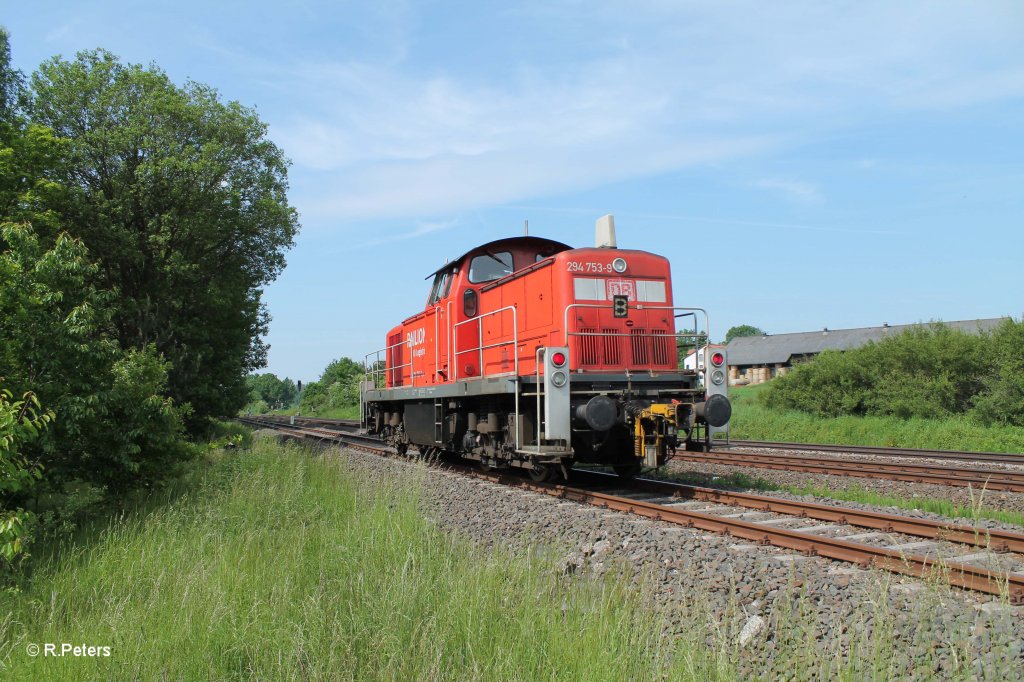 Nachschuss von 294 753-9 die solo zurck kommt von der Bedienung GRB - Sammelstelle Bayern fr radioaktive Stoffe GmbH auf der Mitterteicher Strecke bei Schnfeld. 13.06.13