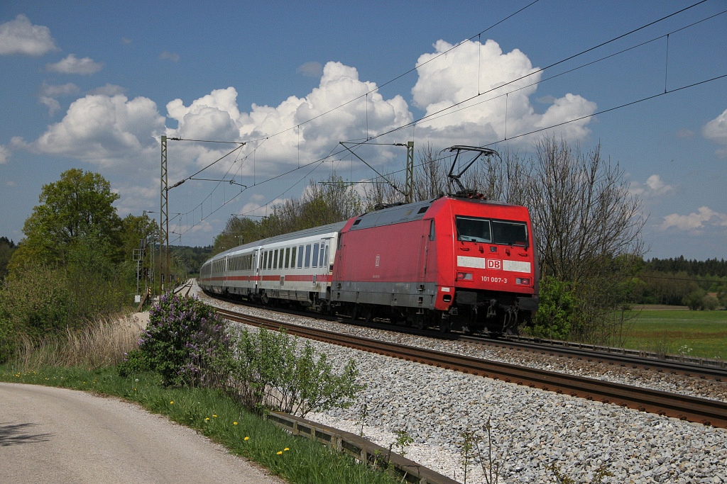 Nachschu auf 101-007 bei Weiching auf der Strecke Rosenheim - Mnchen am 30.04.2011. 