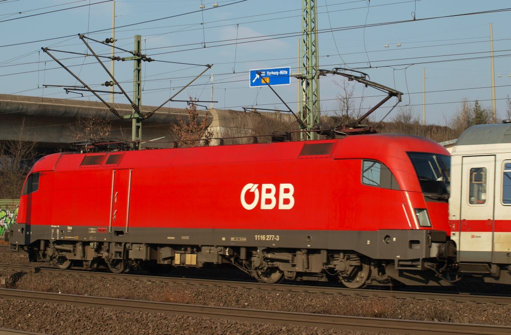 Nachschuss auf den 1116 277-3 mit dem IC 2190 nach Westerland.