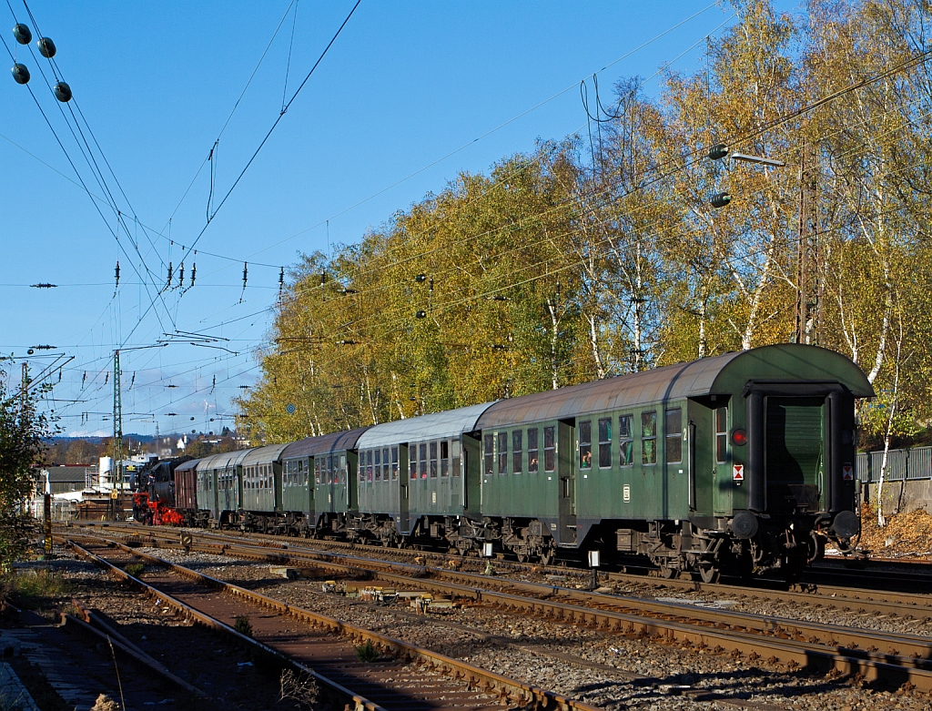 Nachschuss auf die 52 8134-0 der Eisenbahnfreunde Betzdorf als Teddybren Express (Sonderfahrt Siegen-Erndtebrck), passiert hier am 28.10.2012 das Stellwerk Kreuztal Fahrdienstleiter (Kf) und erreicht gleich den Bahnfof Kreuztal. Die Lok war, bedingt durch die Wiedervereinigung, eine der letzten Normalspurigen Dampfloks der DB. Der Zug ist gut besetzt, aber hier auf der Ebene muss die Lok kaum arbeiten, dies kann man daran erkennen das es kaum raucht und dampft. Lok und Zug liefen so leise, noch leiser als ein Flirt oder Talent 2, wenn ich nicht gewusst htte das sie kommt, dann htte ich sie nicht erwischt.