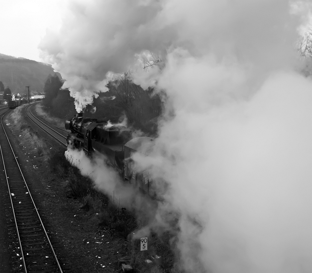 Nachschu: Die Betzdorfer 52 8134-0 am 27.11.2011 auf Nikolausfahrt, zwischen Betzdorf/Sieg und Wrgendorf (2.Fahrt). Hier kommt sie von Betzdorf und Hat die Brcke Wolfweg (Achenbachs Brcke) passiert. Leider hatte es angefangen zu regnen und das Licht war weg.