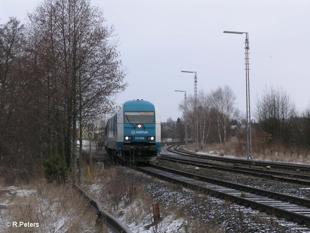 Nahaufnahme von 223 069 bei der Einfahrt in Wiesau/Oberpfalz mit den ALX37977 nach Mnchen. 25.03.09
